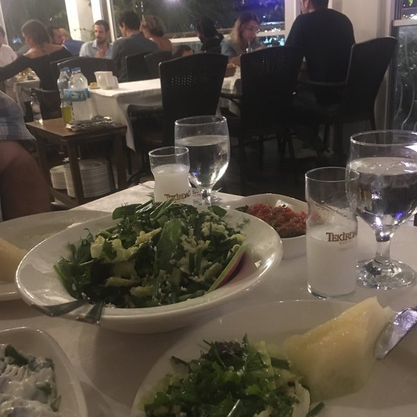 รูปภาพถ่ายที่ Gold Yengeç Restaurant โดย Oral A. เมื่อ 9/20/2019