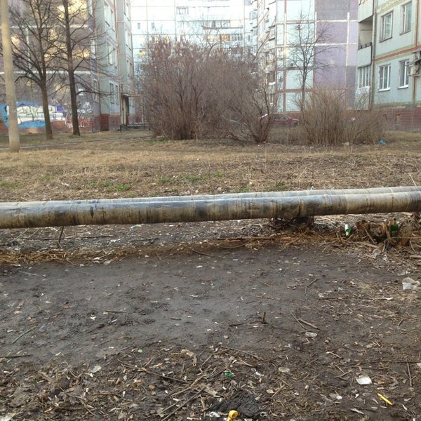 Заводская дымовая труба. Сварка трубы электродом. Монтаж катушки трубопровода. Теплотрасса спб. Сварка теплотрассы.