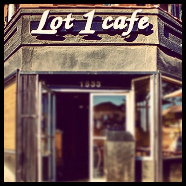 Foto scattata a Lot 1 Cafe da The Dudes&#39; Brewing Co. il 11/8/2013