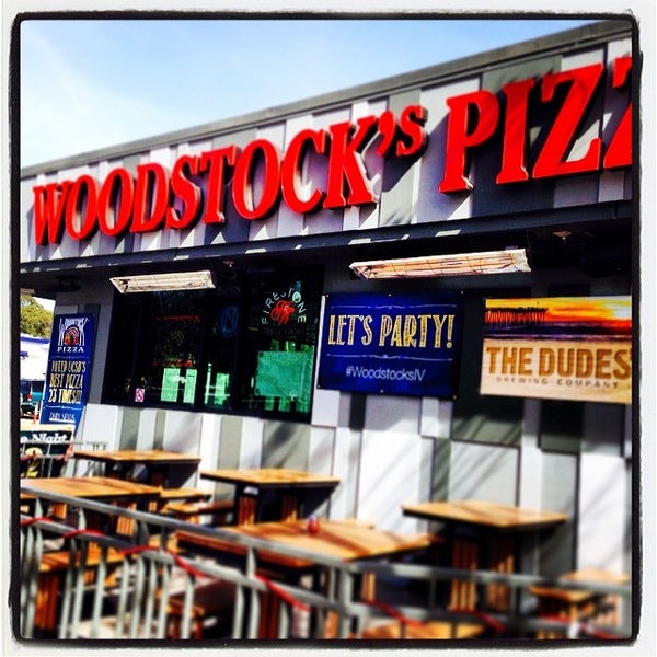 2/12/2014 tarihinde The Dudes&#39; Brewing Co.ziyaretçi tarafından Woodstock&#39;s Pizza'de çekilen fotoğraf