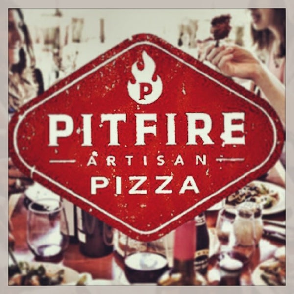 1/9/2014 tarihinde The Dudes&#39; Brewing Co.ziyaretçi tarafından Pitfire Pizza'de çekilen fotoğraf