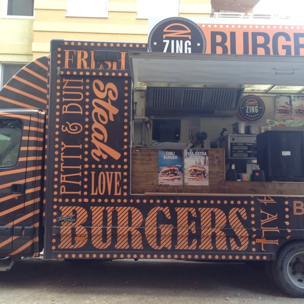รูปภาพถ่ายที่ Zing Burger โดย Adam T. เมื่อ 8/15/2013