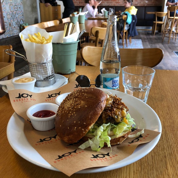 Foto tirada no(a) Joy Burger Bar &amp; Grill por Sulaiman em 7/14/2019