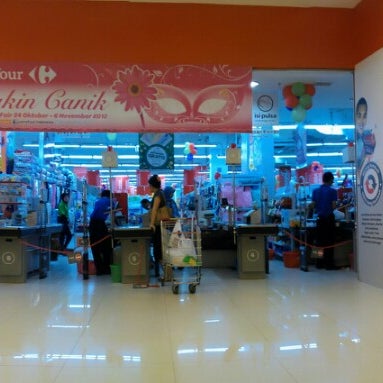 Photo taken at Carrefour by Harry H. on 10/27/2012