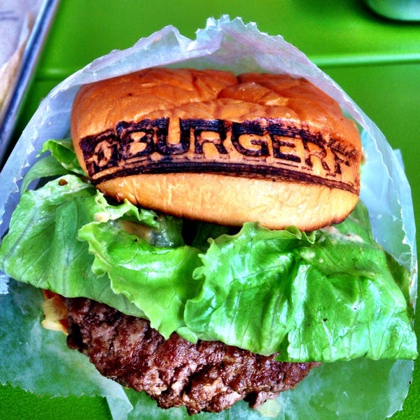 8/30/2014 tarihinde Joe K.ziyaretçi tarafından BurgerFi'de çekilen fotoğraf
