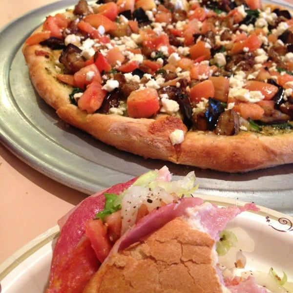 2/17/2013 tarihinde Dave F.ziyaretçi tarafından Frank&#39;s Pizza &amp; Pasta'de çekilen fotoğraf
