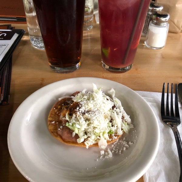 Снимок сделан в Fogón Cocina Mexicana пользователем Andy L. 6/27/2019