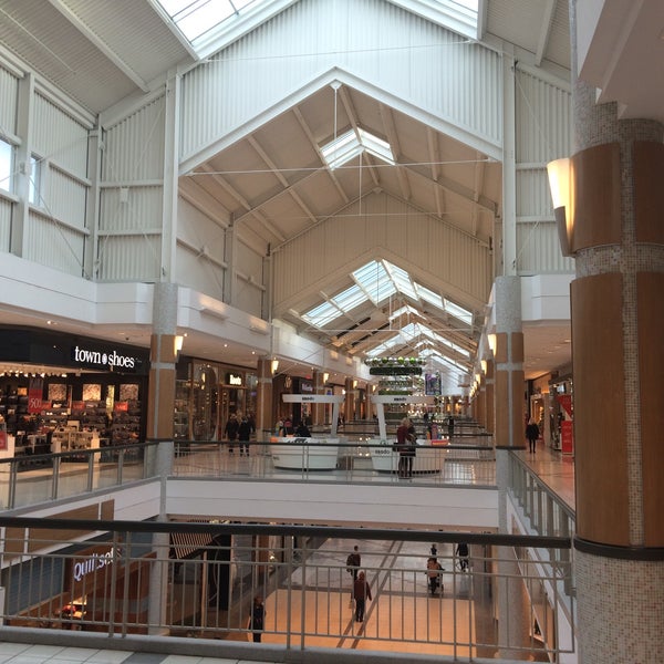 Photo taken at Mapleview Shopping Centre by Stefan S. on 12/10/2015