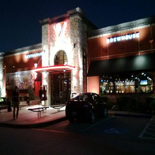 Photo taken at BJ&#39;s Restaurant &amp; Brewhouse by Michael S. on 4/17/2013