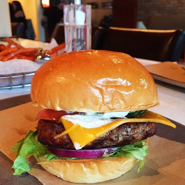 4/9/2015にBrandonDoesDallasがVillage Burger Barで撮った写真