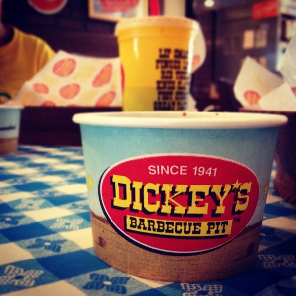 รูปภาพถ่ายที่ Dickey&#39;s Barbecue Pit โดย Meg S. เมื่อ 9/23/2012