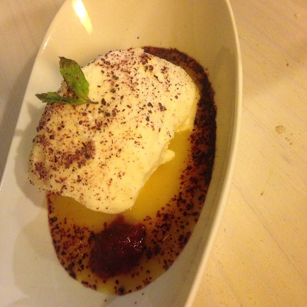 Aquí va un postre único, helado de vainilla con salsa de mango y confitura de rosas. Plato de estrella Michelin