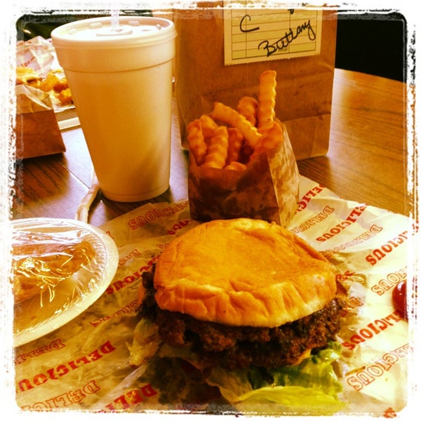 Foto diambil di Hinkle&#39;s Hamburgers oleh Brittany D. F. pada 2/8/2013