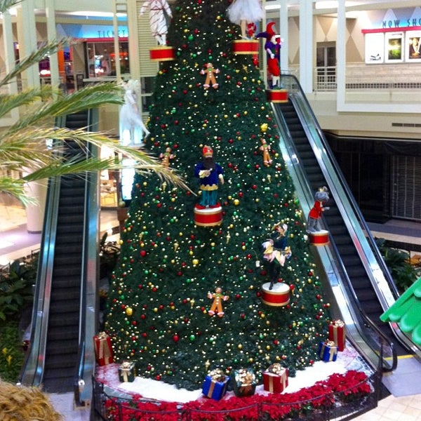 Photo taken at Orlando Fashion Square by Rob S. on 12/20/2012