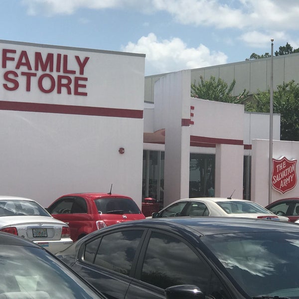 Foto tirada no(a) The Salvation Army Family Store &amp; Donation Center por Rob S. em 6/23/2018