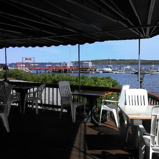 Foto diambil di The Landings Restaurant oleh Kristine R. pada 5/28/2013