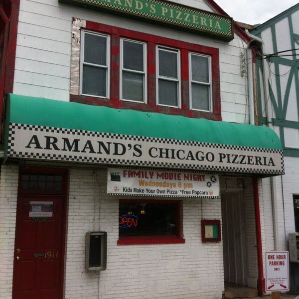 10/24/2013にChip D.がArmand&#39;s Chicago Pizzeriaで撮った写真