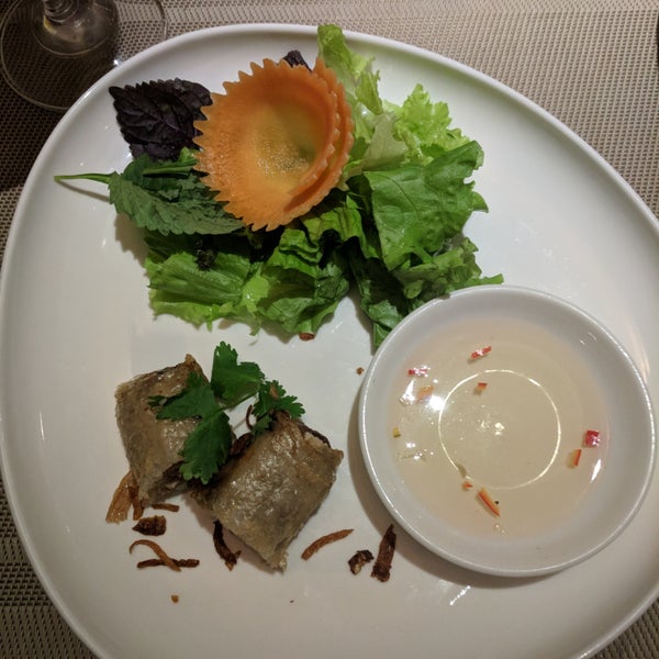 Foto diambil di Duong&#39;s Restaurant - Cooking Class oleh Allie U. pada 1/11/2018