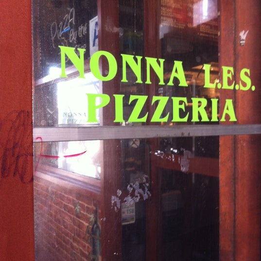 Снимок сделан в Nonna&#39;s L.E.S. Pizzeria пользователем KimbreT6 -. 1/26/2013