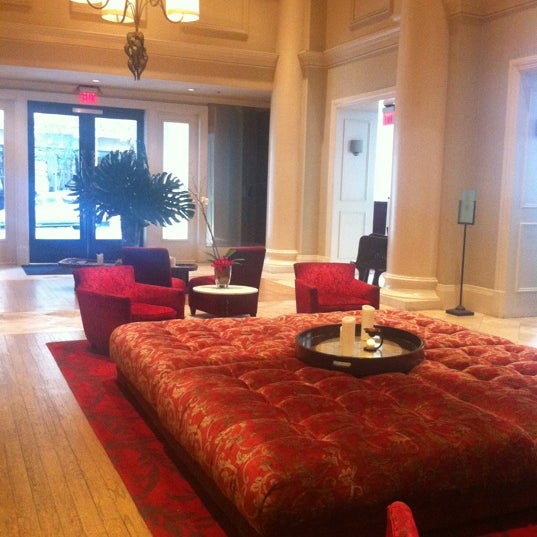 Foto diambil di International House Hotel oleh Winona Y. pada 11/22/2012
