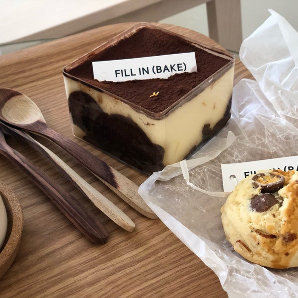 повар месит тесто. кондитер взбивает. печь торт. Fill baking. Fill baking.