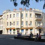 Современный мини-отель "Дерибас" на 30 номеров расположен в центре Одессы на улице Дерибасовской, 27 (между Городским садом и Греческой площадью).