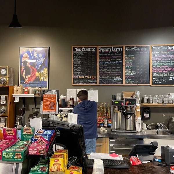 Foto tirada no(a) Professor Java&#39;s Coffee Sanctuary por Chloe X. em 12/22/2021