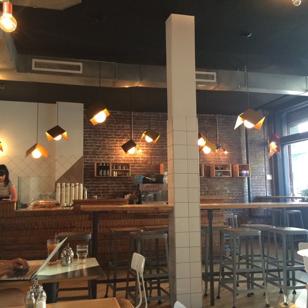 Foto tirada no(a) Sumner Cafe &amp; Wine Bar por Anika em 9/5/2015
