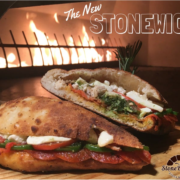 11/10/2017 tarihinde Stone Bridge Pizza &amp; Saladziyaretçi tarafından Stone Bridge Pizza &amp; Salad'de çekilen fotoğraf