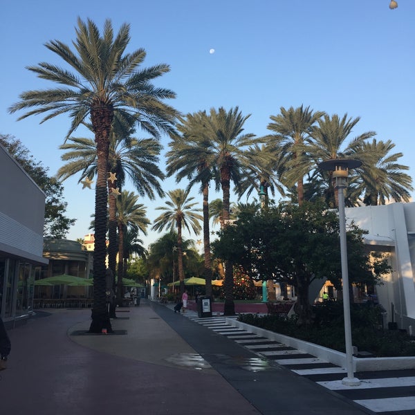 Lincoln Road Mall in Miami - Fashionable outdoor shopping and