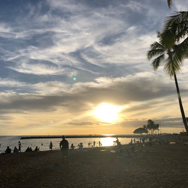 Foto tirada no(a) Waikiki Beach Walk por Michael B. em 12/29/2017