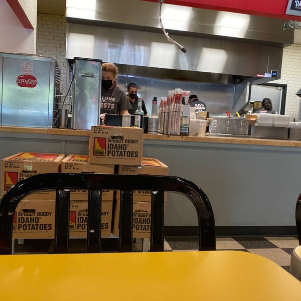 5/22/2021에 Michael B.님이 MOOYAH Burgers, Fries &amp; Shakes에서 찍은 사진