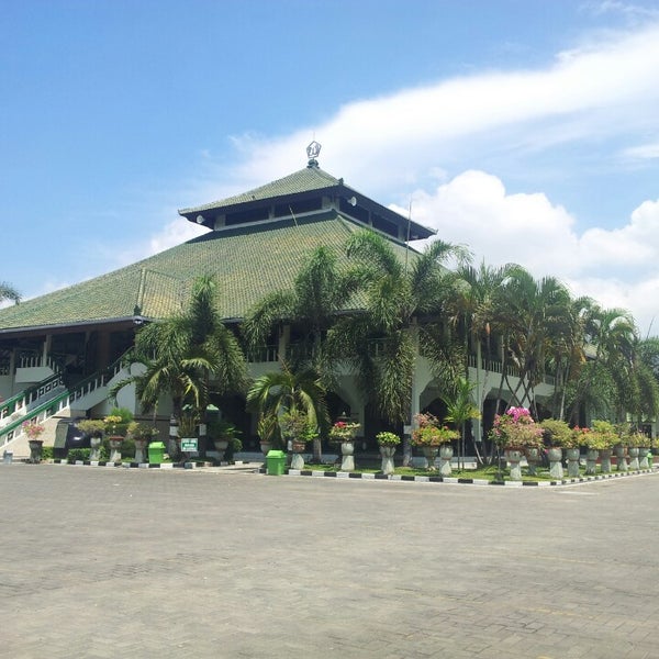 Photo taken at Masjid Agung Sudirman by Meonglana O. on 3/28/2014