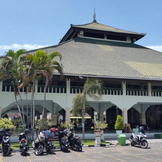 Photo taken at Masjid Agung Sudirman by Meonglana O. on 12/23/2016