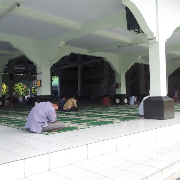Photo taken at Masjid Agung Sudirman by Meonglana O. on 6/27/2014