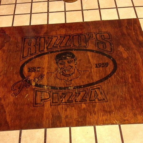 Foto tomada en Rizzo&#39;s Fine Pizza  por That lil redheaded girl _. el 10/11/2014