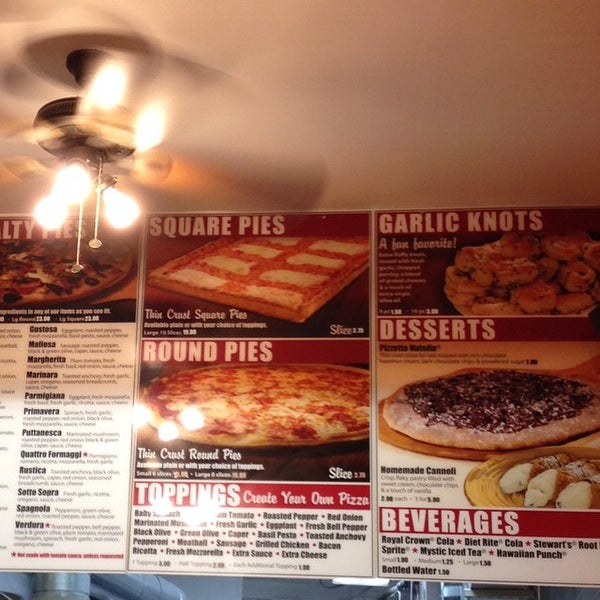 Снимок сделан в Rizzo&#39;s Fine Pizza пользователем That lil redheaded girl _. 10/11/2014