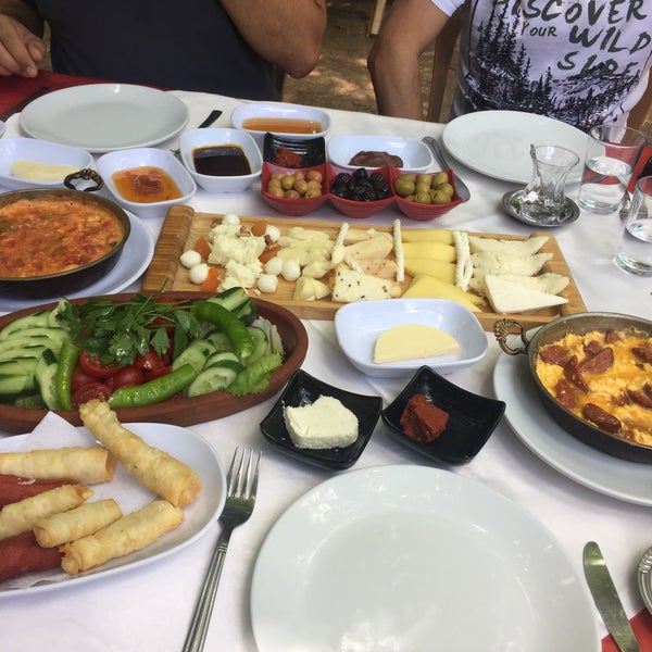 Foto diambil di Yeşil Çiftlik Restaurant oleh Engn pada 6/30/2019