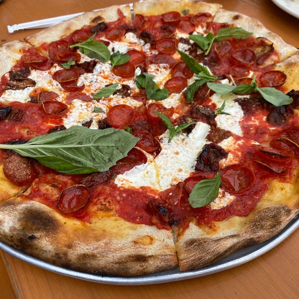 Foto diambil di Nick&#39;s Pizza oleh Michael C. pada 4/22/2023