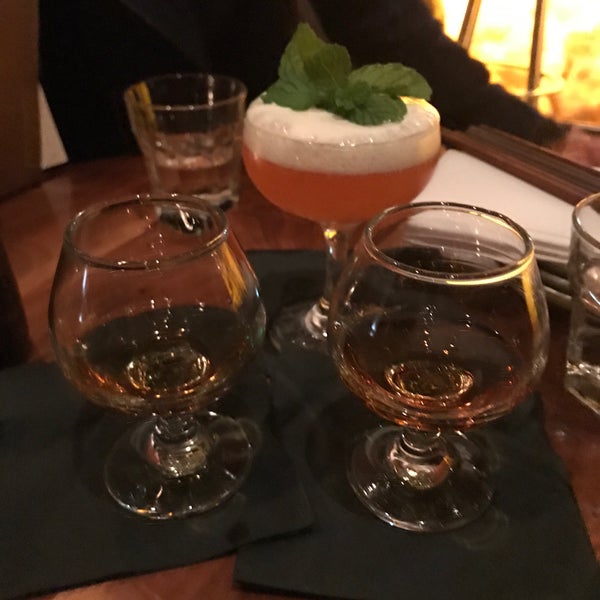 Das Foto wurde bei Nihon Whisky Lounge von Lana am 1/19/2018 aufgenommen