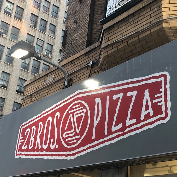 Das Foto wurde bei 2 Bros. Pizza von Nourah A. am 8/10/2019 aufgenommen