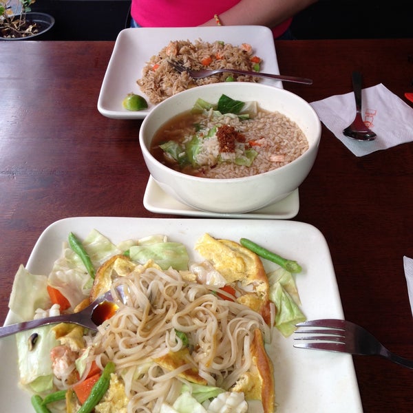 Foto scattata a Pum Thai Restaurant &amp; Cooking School da Natalia Z. il 4/14/2013