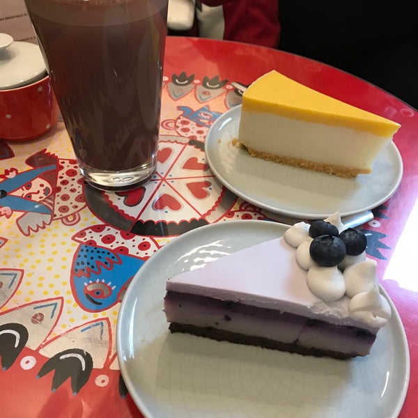 The cafe is great! We enjoyed blueberry cake and lemon pie. Both of them are very tasty💛 I also payed attention to the enormous variety of beverages. I definitely recommend you to visit this place.