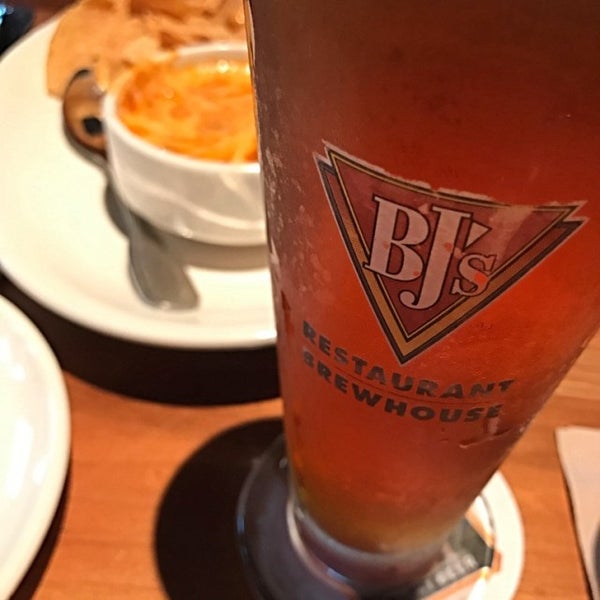 Photo taken at BJ&#39;s Restaurant &amp; Brewhouse by Daniel Y. on 2/11/2017