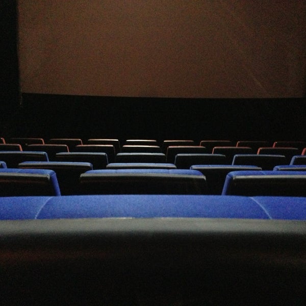 Экран кинотеатра. Кинотеатр краю. Усть лабинск кинотеатр знамя фото. Кинотеатр знамя усть-лабинск зал внутри. Зал кинотеатра приморье.