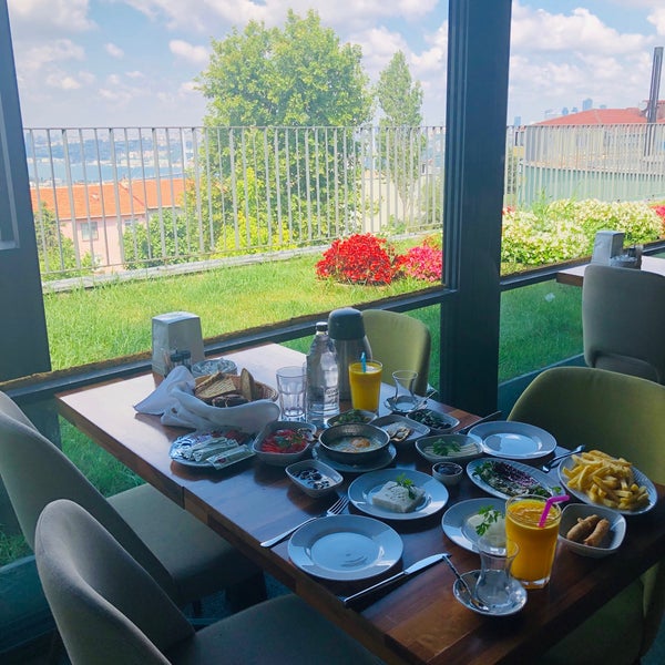 Das Foto wurde bei Üsküdar Park Cafe &amp; Restaurant von Elbi U. am 7/6/2019 aufgenommen