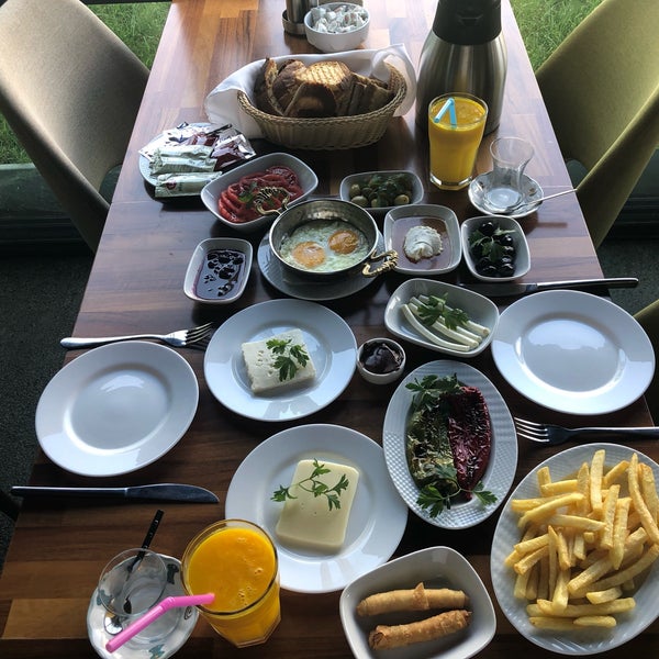 Foto scattata a Üsküdar Park Cafe &amp; Restaurant da Elbi U. il 7/6/2019