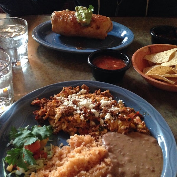 Das Foto wurde bei El Palomar Restaurant von Basak am 4/27/2014 aufgenommen