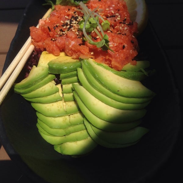 Foto diambil di Summer Fish &amp; Rice Sushi oleh john d. pada 6/25/2014