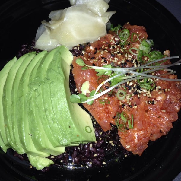 Foto diambil di Summer Fish &amp; Rice Sushi oleh john d. pada 9/12/2014